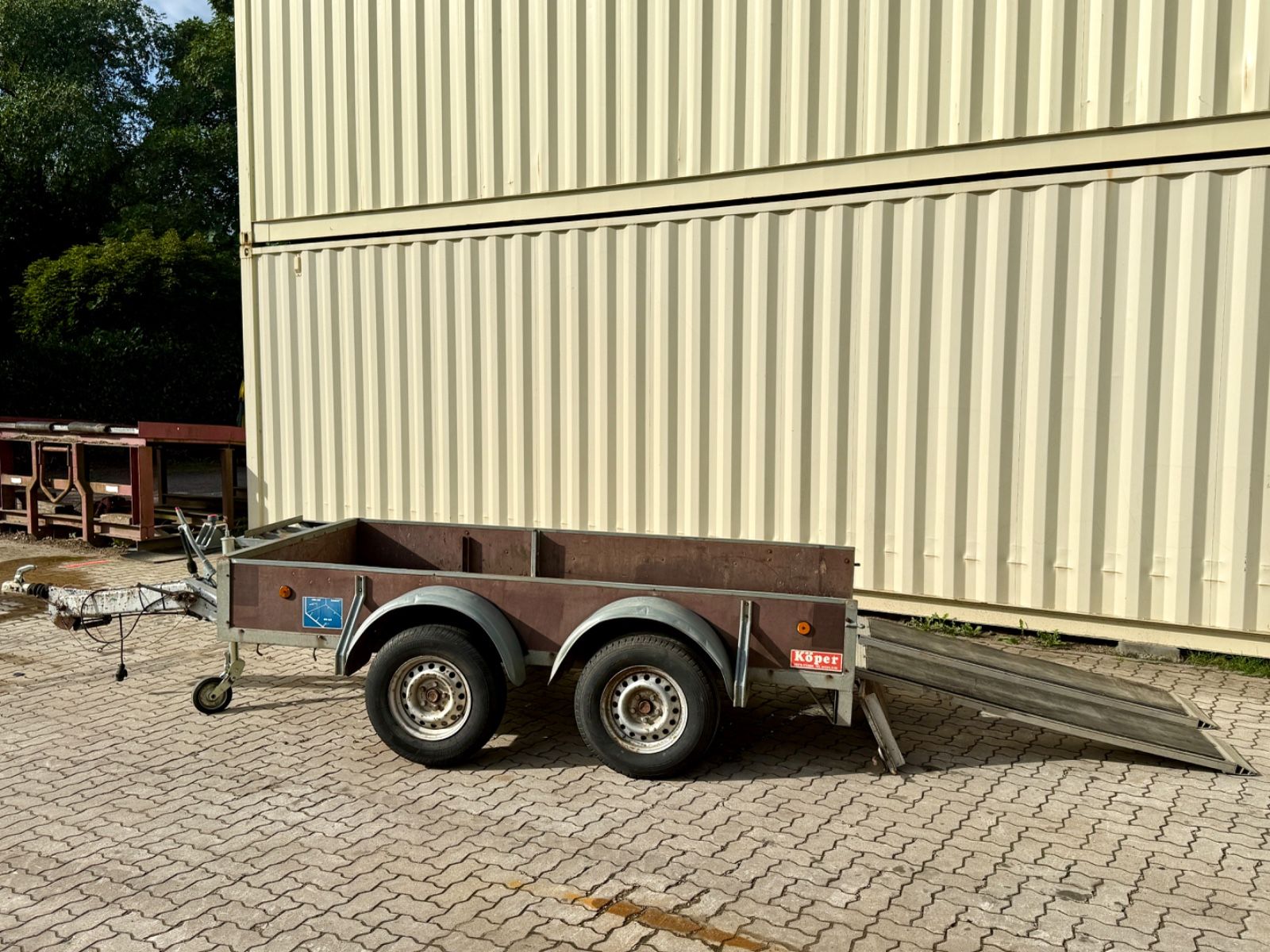 Köper Anhänger mit Verladerampen / TÜV 01/28