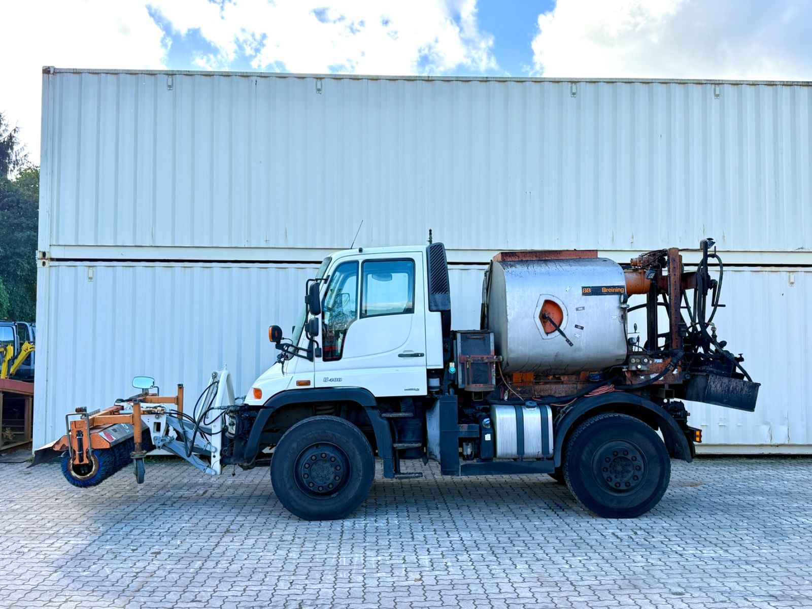 Unimog U400 mit Bitumspritze Breining + Besen